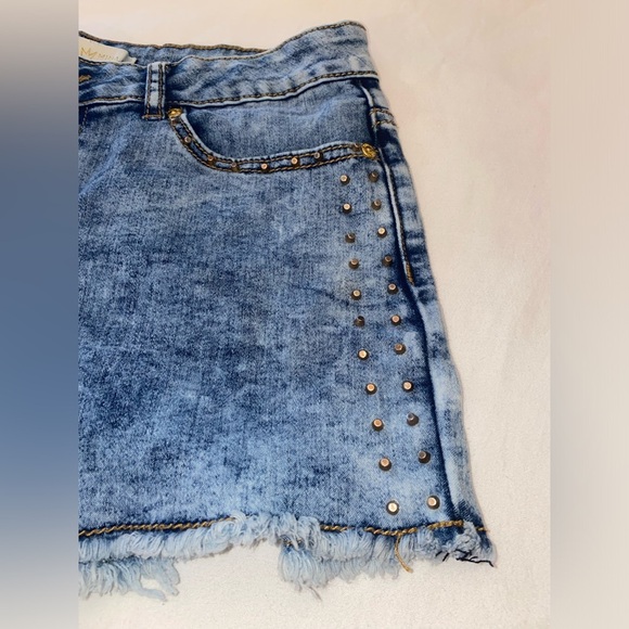 💜Women’s Nicki Minaj Mid Rise Studded Denim Jean Shorts Size 5/6 - Picture 5 of 12